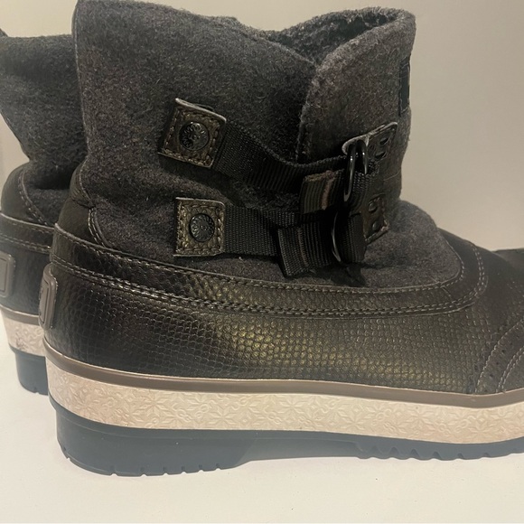 UGG Australia Waterproof Adjustable Strap Snap Closure Women’s Winter Boots-8 - Picture 2 of 7